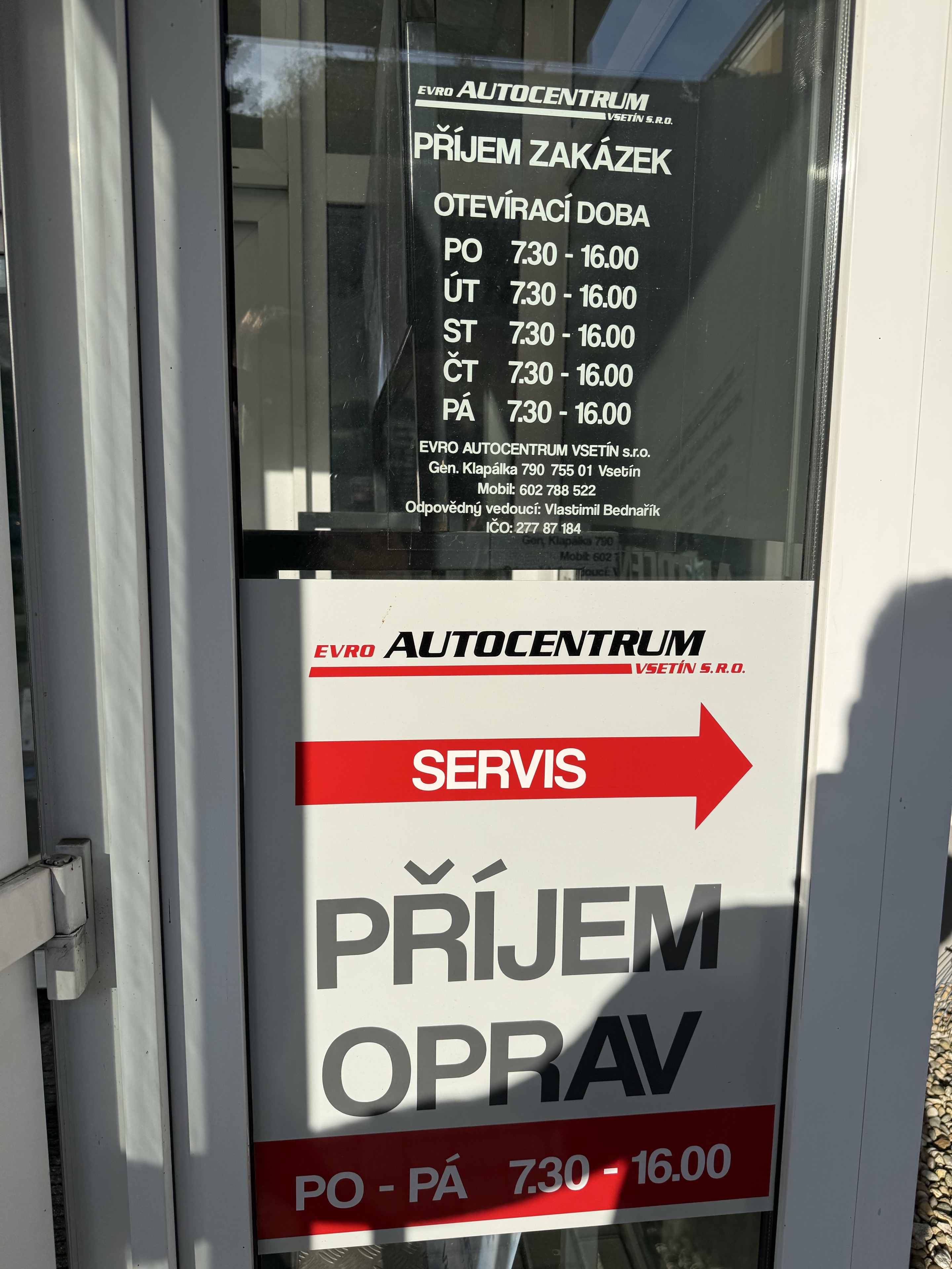 Vstup pro příjem oprav EVRO Autocentrum s otevírací dobou 7:30–16:00